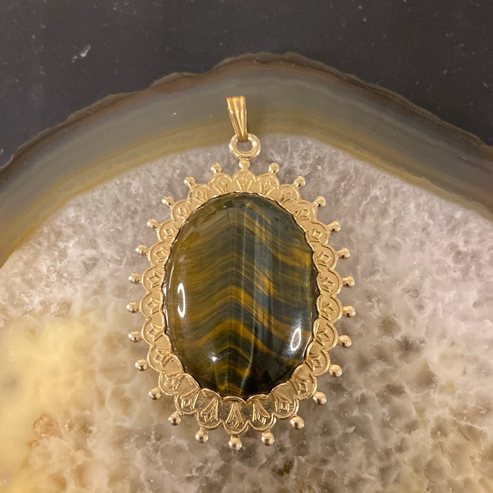 Statement Tigers eye golden pendant Guc 2.5" x 1.5"
